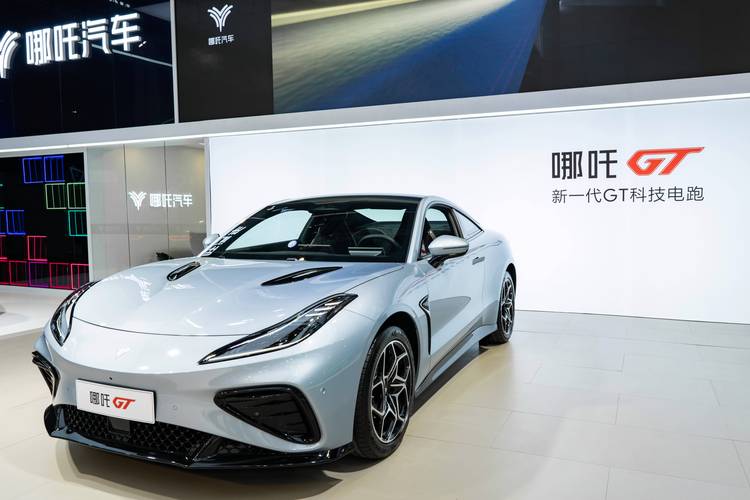 东莞179哪吒汽车在智能汽车领域的表现，领途汽车在新能源汽车市场中的影响力